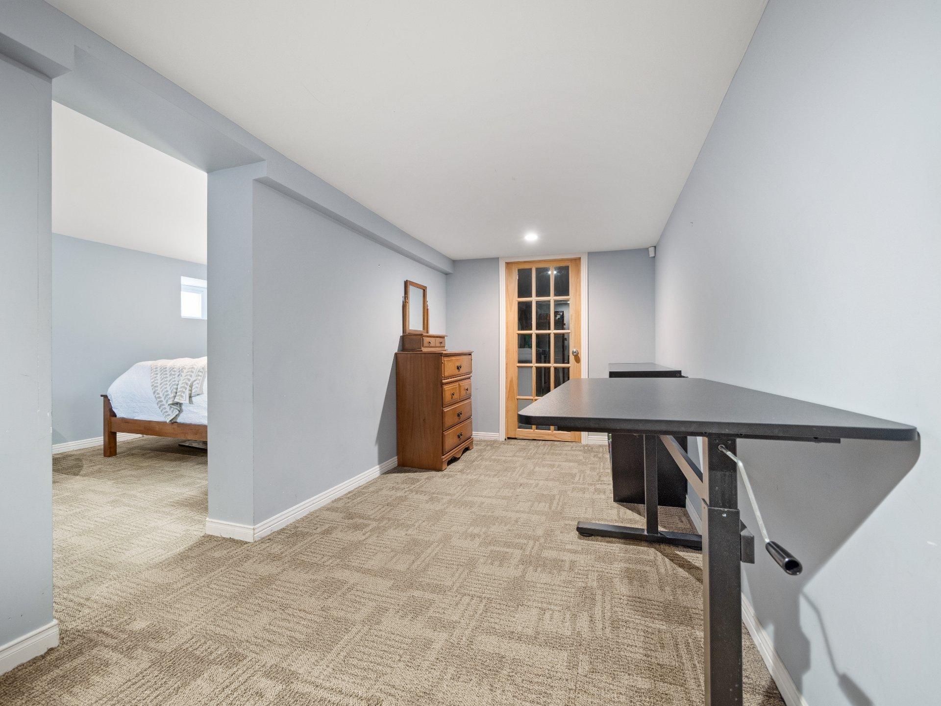 









5524


Av. Clanranald

,
Montréal (Côte-des-Neiges/Notre-Dame-de-Grâce),




QC
H3X2S8

