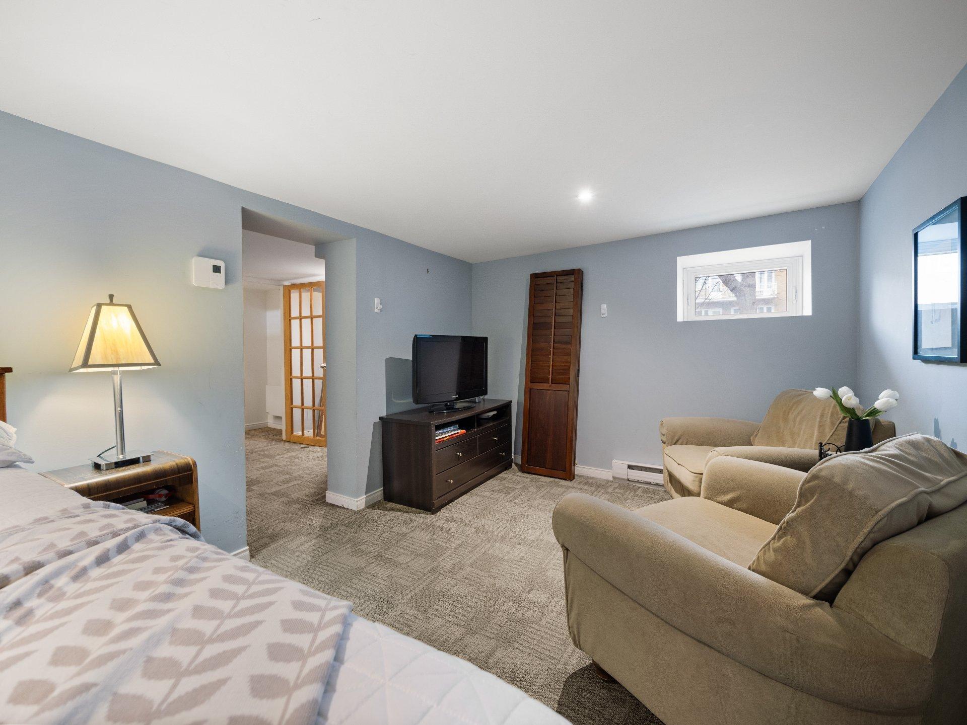 









5524


Av. Clanranald

,
Montréal (Côte-des-Neiges/Notre-Dame-de-Grâce),




QC
H3X2S8

