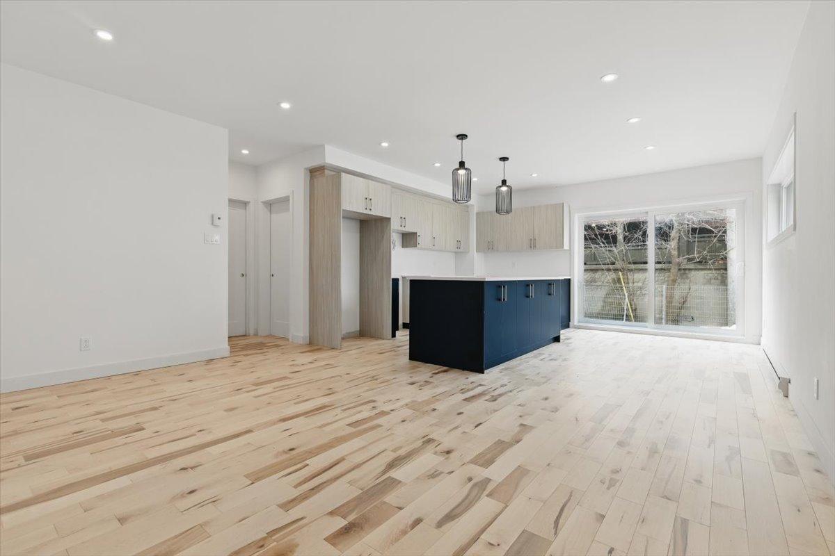 









8626

 - 8628


Av. De Chateaubriand

,
Montréal (Villeray/Saint-Michel/Parc-Extension),




QC
H2S0A5

