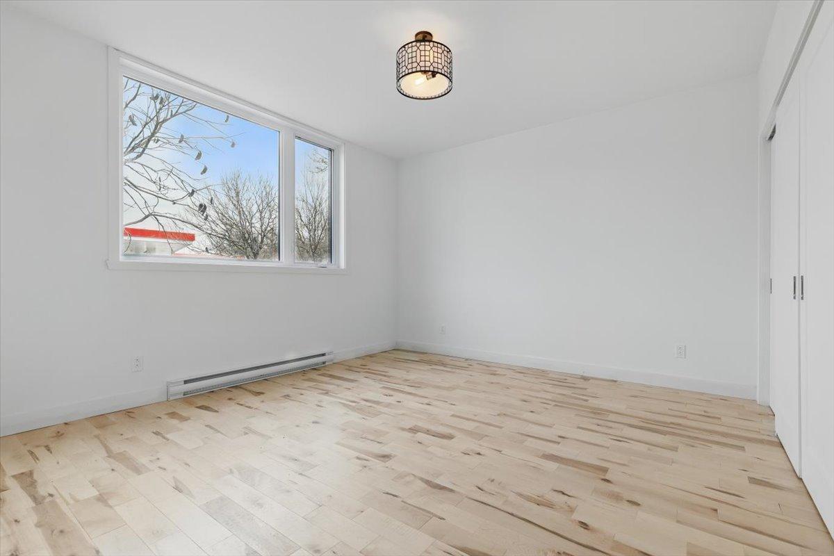 









8626

 - 8628


Av. De Chateaubriand

,
Montréal (Villeray/Saint-Michel/Parc-Extension),




QC
H2S0A5

