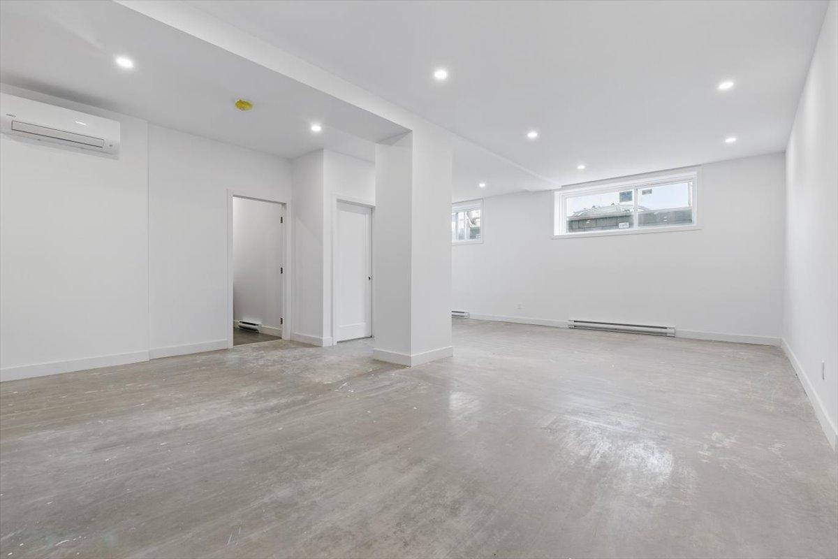 









8626

 - 8628


Av. De Chateaubriand

,
Montréal (Villeray/Saint-Michel/Parc-Extension),




QC
H2S0A5

