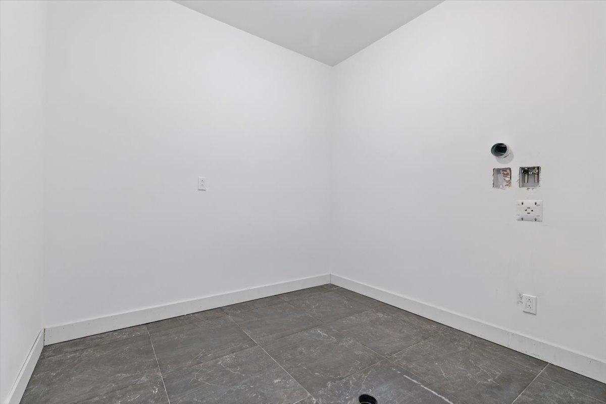









8626

 - 8628


Av. De Chateaubriand

,
Montréal (Villeray/Saint-Michel/Parc-Extension),




QC
H2S0A5

