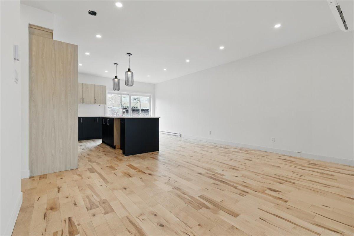 









8626

 - 8628


Av. De Chateaubriand

,
Montréal (Villeray/Saint-Michel/Parc-Extension),




QC
H2S0A5

