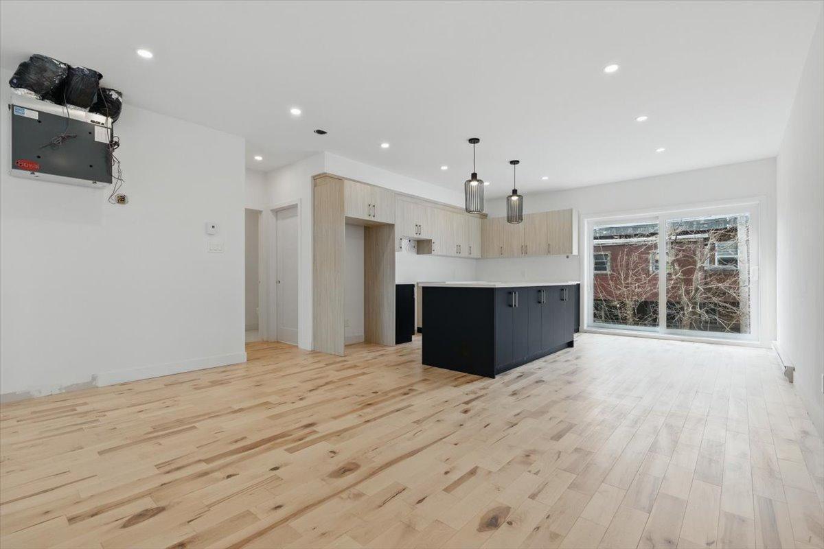 









8626

 - 8628


Av. De Chateaubriand

,
Montréal (Villeray/Saint-Michel/Parc-Extension),




QC
H2S0A5

