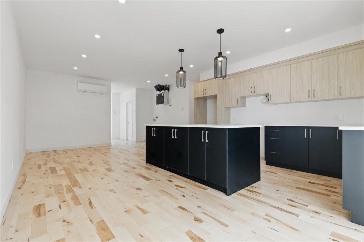 









8626

 - 8628


Av. De Chateaubriand

,
Montréal (Villeray/Saint-Michel/Parc-Extension),




QC
H2S0A5

