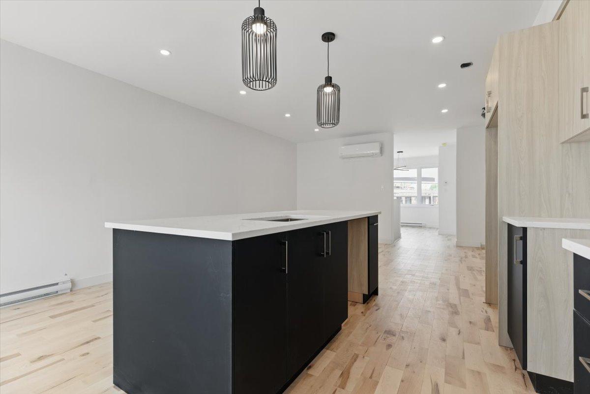 









8626

 - 8628


Av. De Chateaubriand

,
Montréal (Villeray/Saint-Michel/Parc-Extension),




QC
H2S0A5

