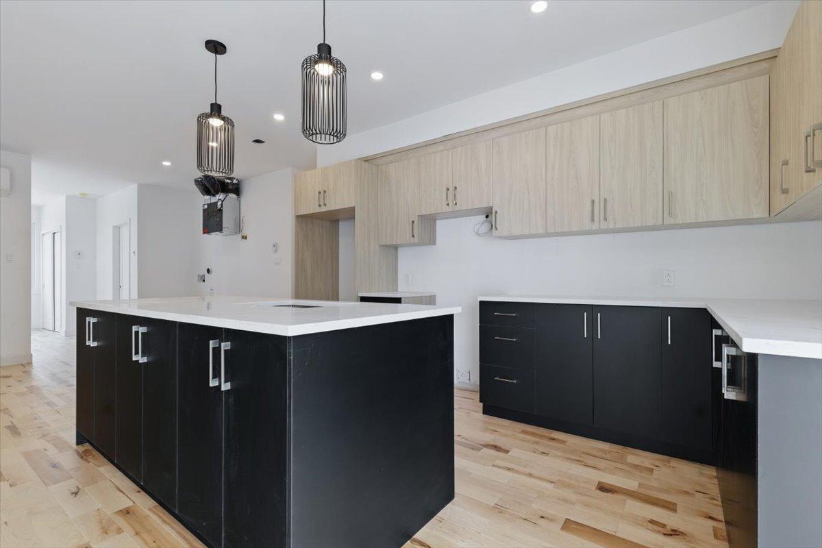 









8626

 - 8628


Av. De Chateaubriand

,
Montréal (Villeray/Saint-Michel/Parc-Extension),




QC
H2S0A5

