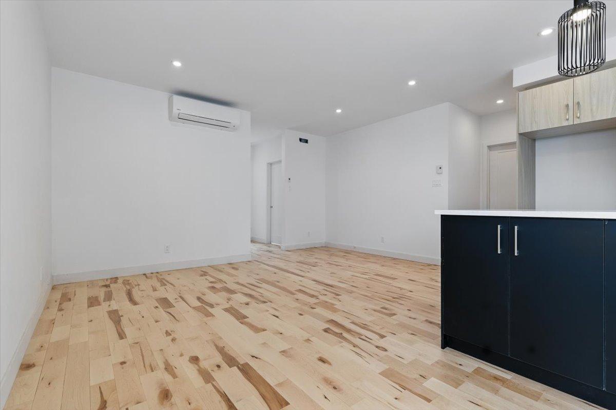 









8626

 - 8628


Av. De Chateaubriand

,
Montréal (Villeray/Saint-Michel/Parc-Extension),




QC
H2S0A5

