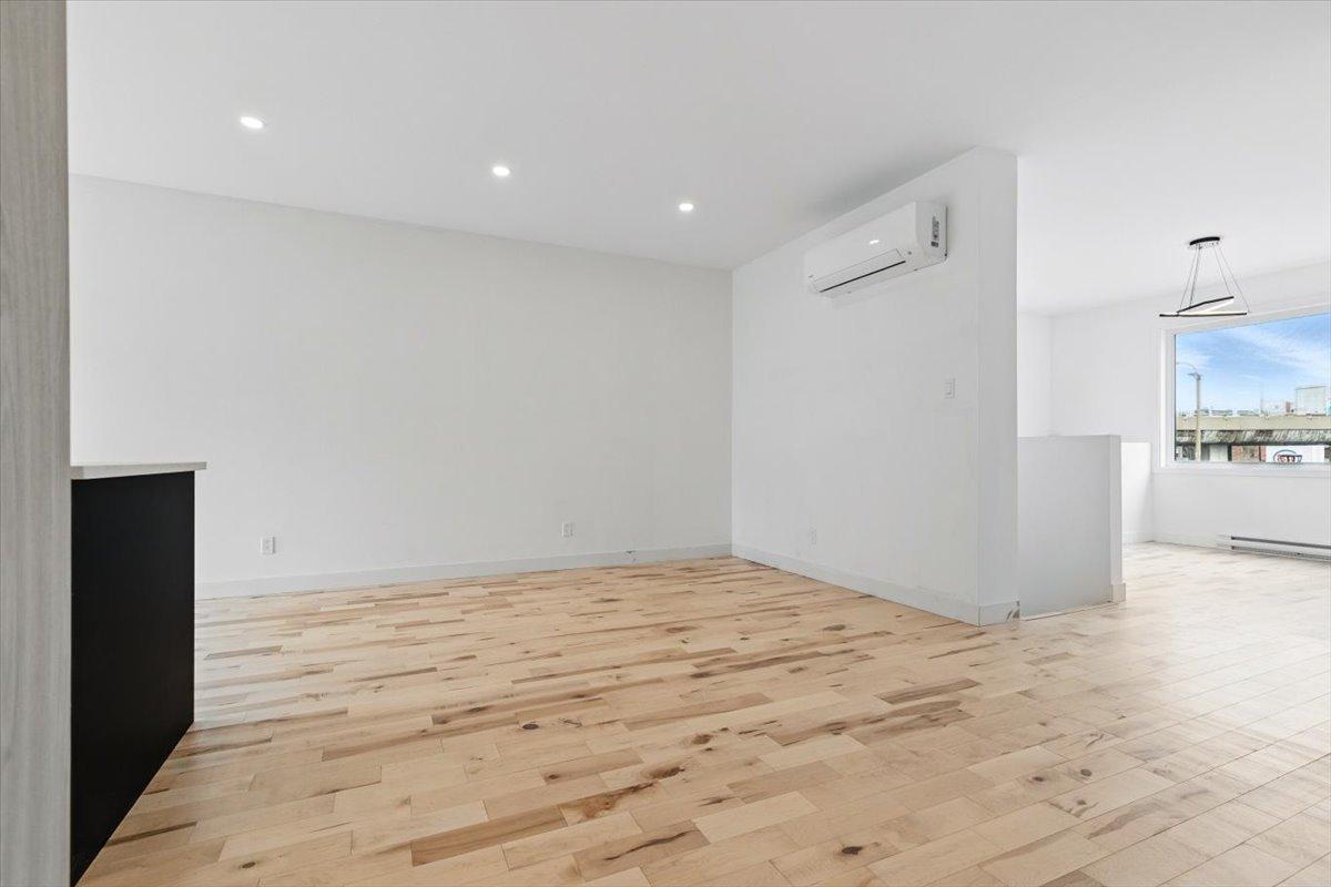









8626

 - 8628


Av. De Chateaubriand

,
Montréal (Villeray/Saint-Michel/Parc-Extension),




QC
H2S0A5

