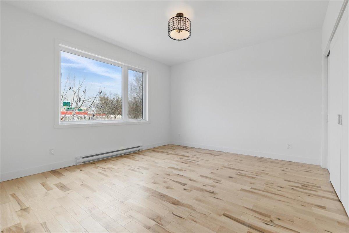 









8626

 - 8628


Av. De Chateaubriand

,
Montréal (Villeray/Saint-Michel/Parc-Extension),




QC
H2S0A5

