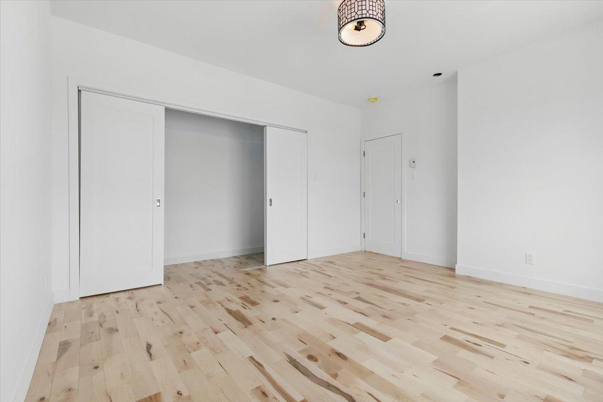 









8626

 - 8628


Av. De Chateaubriand

,
Montréal (Villeray/Saint-Michel/Parc-Extension),




QC
H2S0A5

