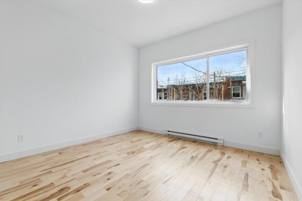 









8626

 - 8628


Av. De Chateaubriand

,
Montréal (Villeray/Saint-Michel/Parc-Extension),




QC
H2S0A5

