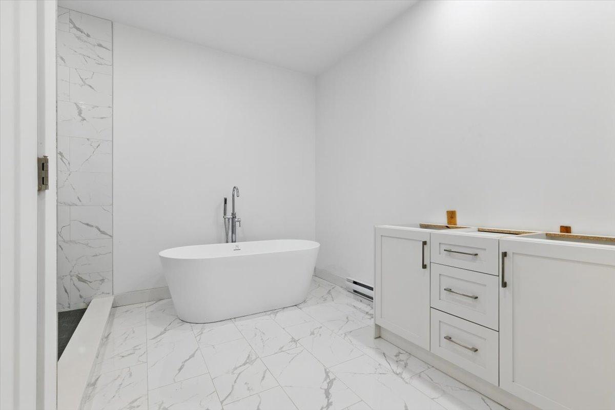 









8626

 - 8628


Av. De Chateaubriand

,
Montréal (Villeray/Saint-Michel/Parc-Extension),




QC
H2S0A5

