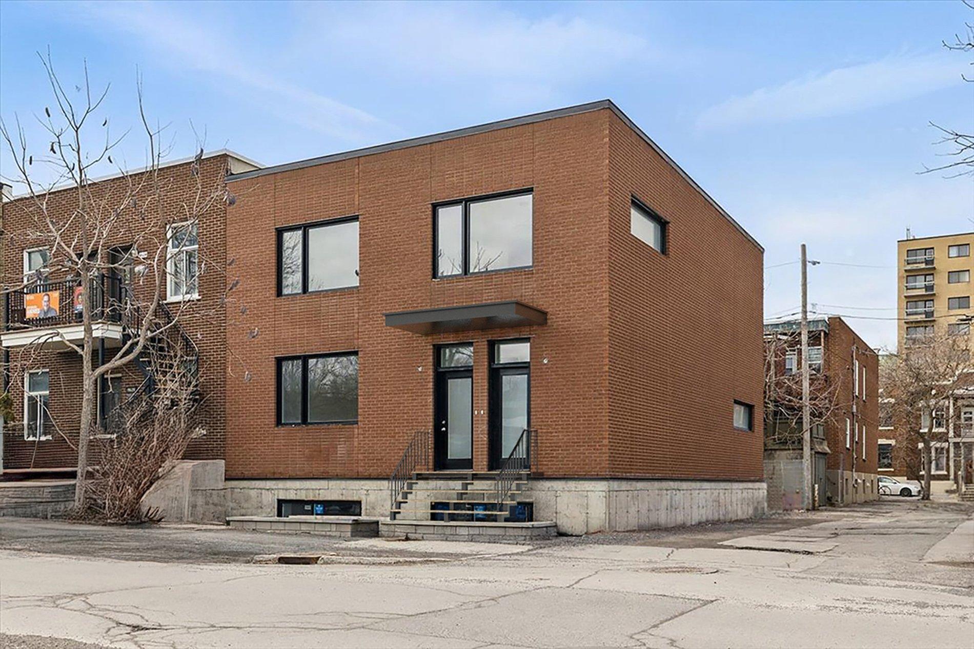 









8626

 - 8628


Av. De Chateaubriand

,
Montréal (Villeray/Saint-Michel/Parc-Extension),




QC
H2S0A5

