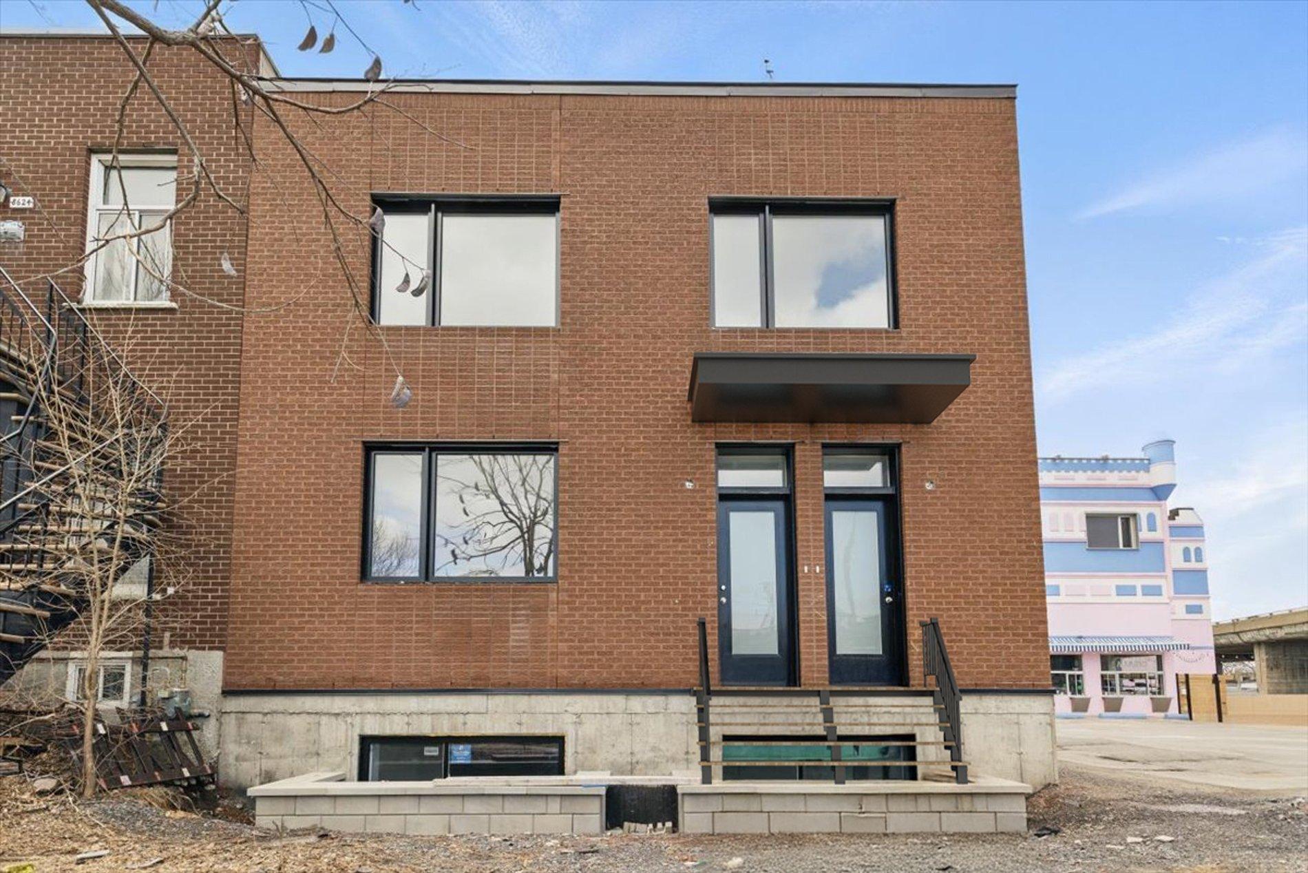 









8626

 - 8628


Av. De Chateaubriand

,
Montréal (Villeray/Saint-Michel/Parc-Extension),




QC
H2S0A5

