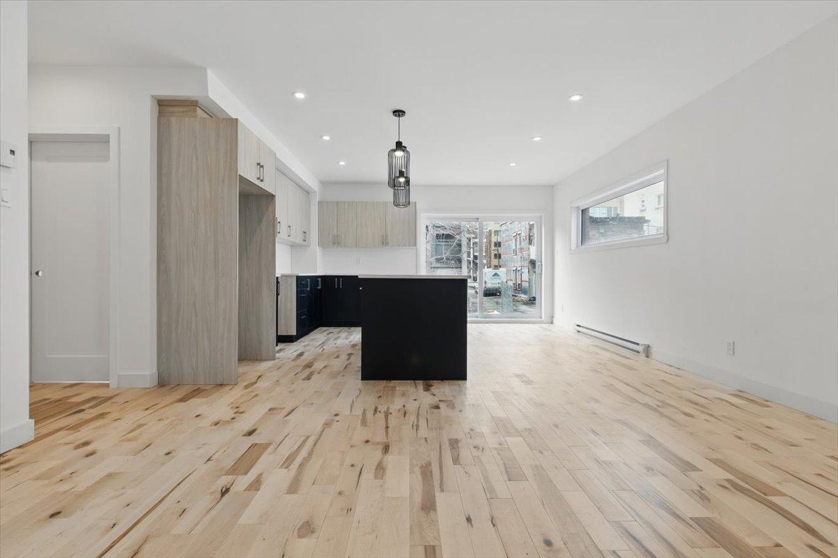 









8626

 - 8628


Av. De Chateaubriand

,
Montréal (Villeray/Saint-Michel/Parc-Extension),




QC
H2S0A5

