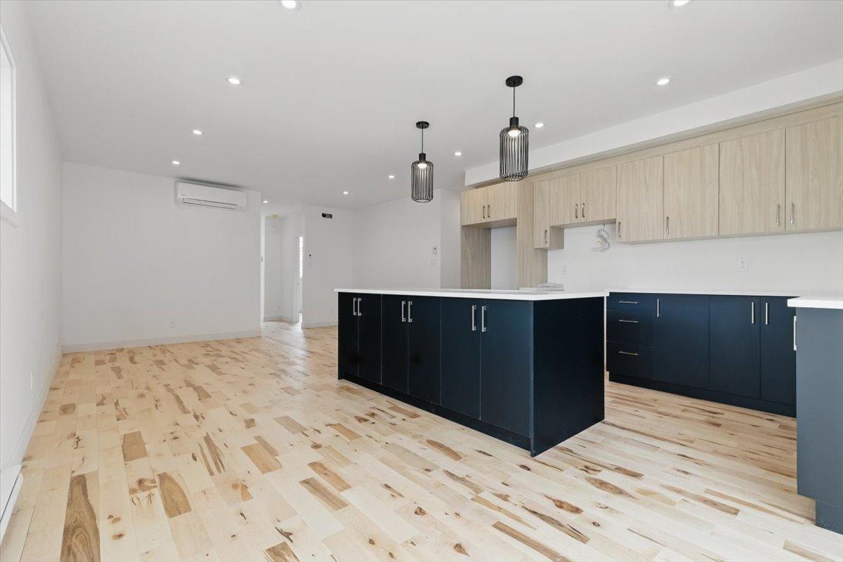 









8626

 - 8628


Av. De Chateaubriand

,
Montréal (Villeray/Saint-Michel/Parc-Extension),




QC
H2S0A5

