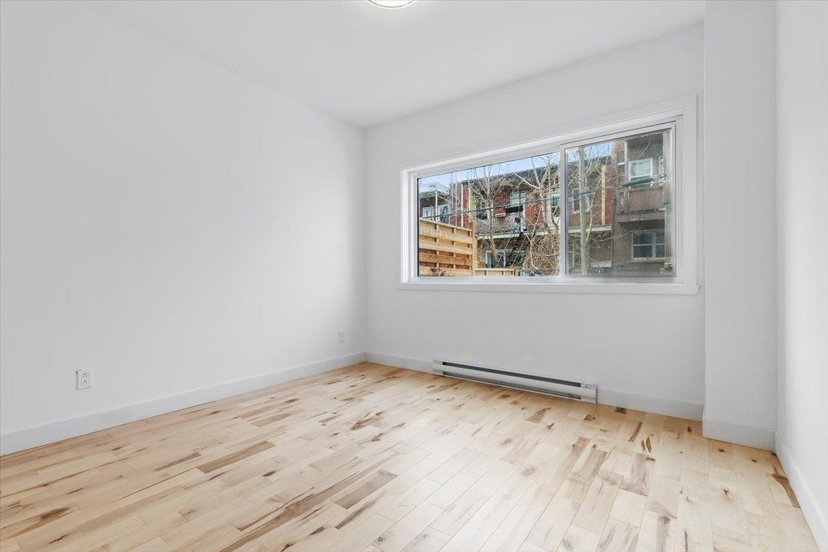 









8626

 - 8628


Av. De Chateaubriand

,
Montréal (Villeray/Saint-Michel/Parc-Extension),




QC
H2S0A5

