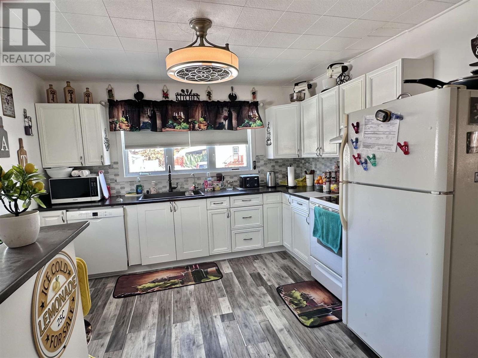 












17 Valley CRES

,
Elliot Lake,




Ontario
P5A2G5


