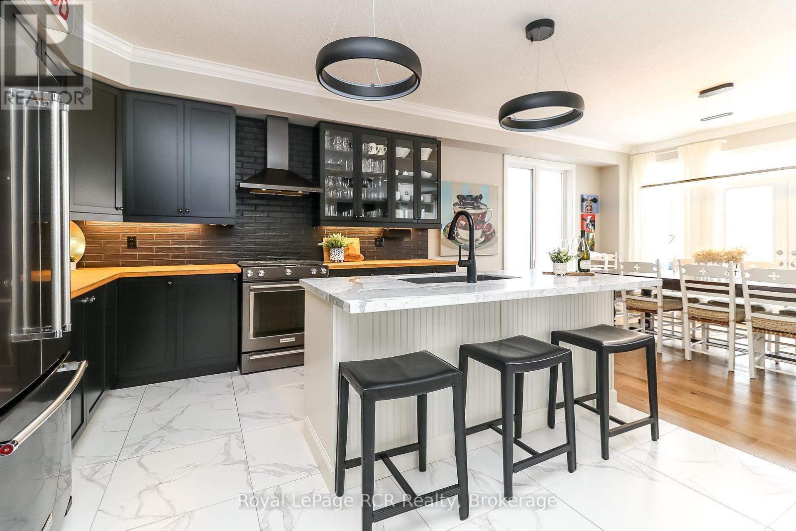 












17 GILPIN CRESCENT

,
Collingwood,




Ontario
L9Y0Z2

