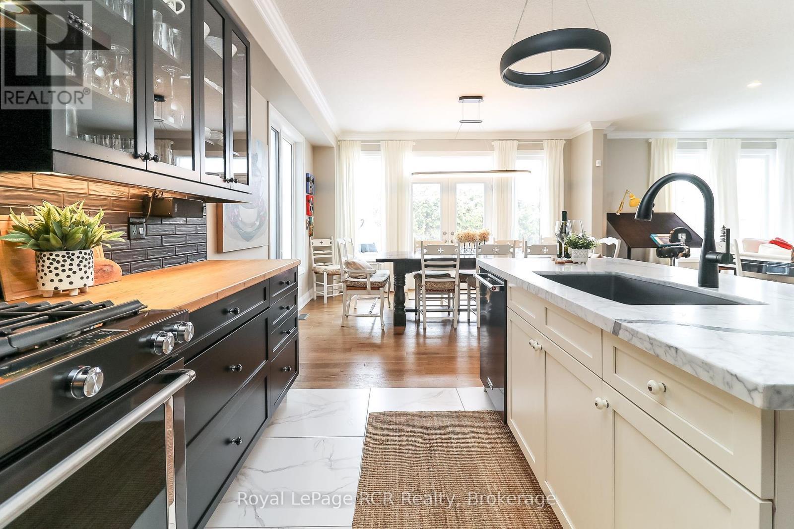 












17 GILPIN CRESCENT

,
Collingwood,




Ontario
L9Y0Z2

