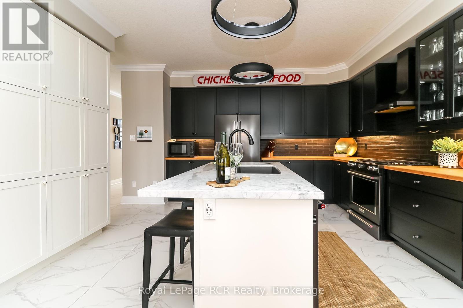 












17 GILPIN CRESCENT

,
Collingwood,




Ontario
L9Y0Z2

