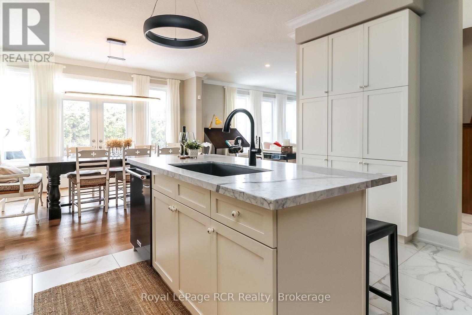 












17 GILPIN CRESCENT

,
Collingwood,




Ontario
L9Y0Z2

