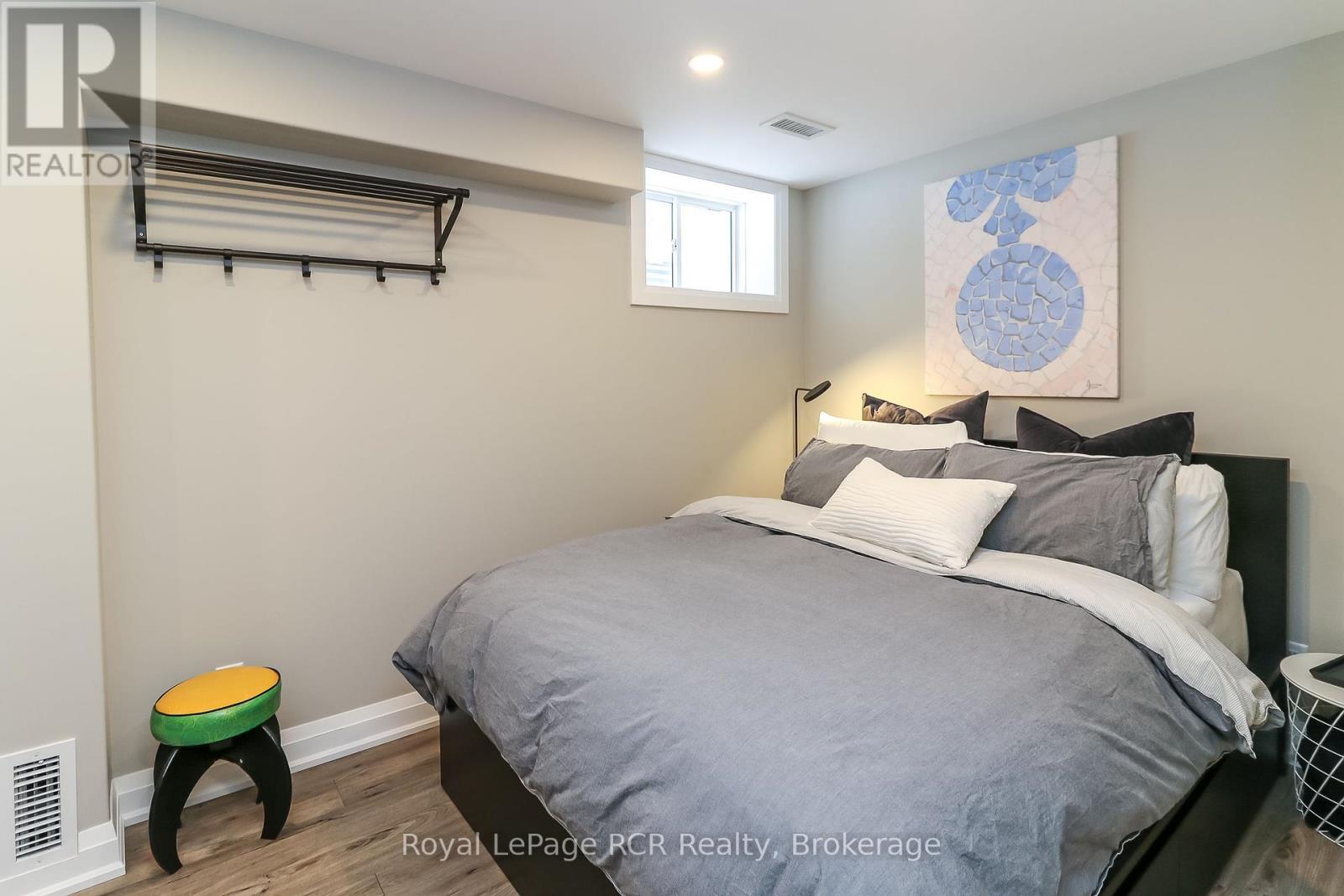 












17 GILPIN CRESCENT

,
Collingwood,




Ontario
L9Y0Z2

