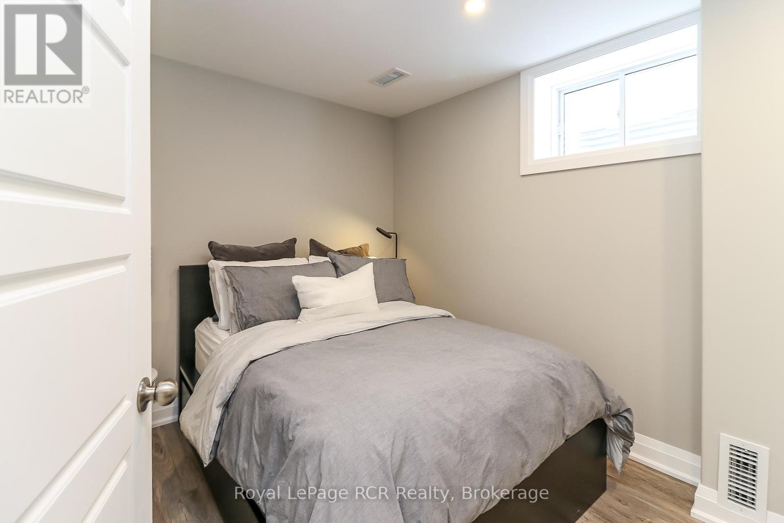 












17 GILPIN CRESCENT

,
Collingwood,




Ontario
L9Y0Z2

