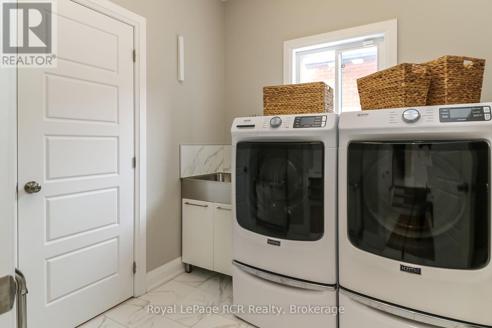 












17 GILPIN CRESCENT

,
Collingwood,




Ontario
L9Y0Z2

