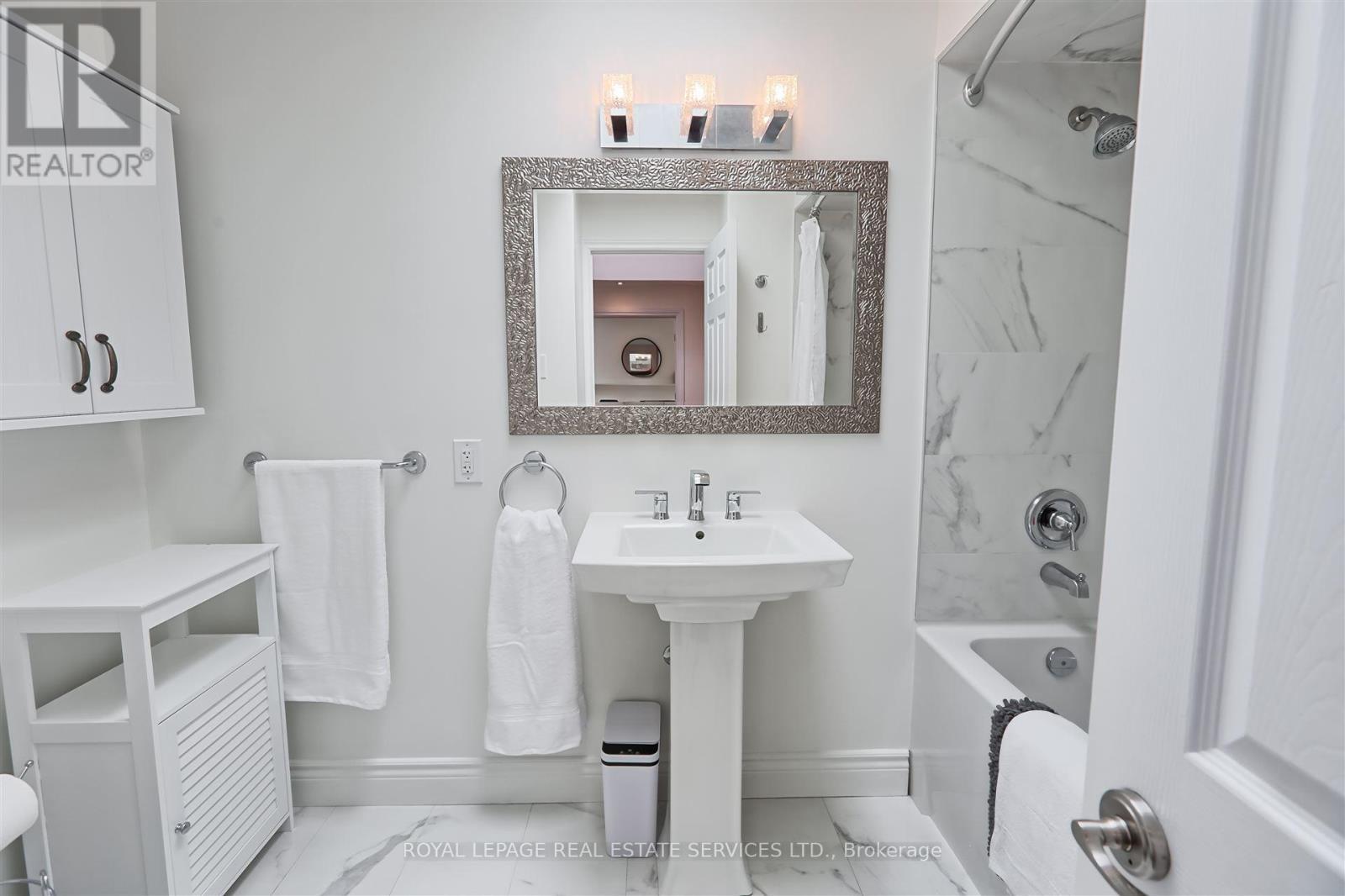 












17 WORTHINGTON CRESCENT

,
Toronto,




Ontario
M6S3P5

