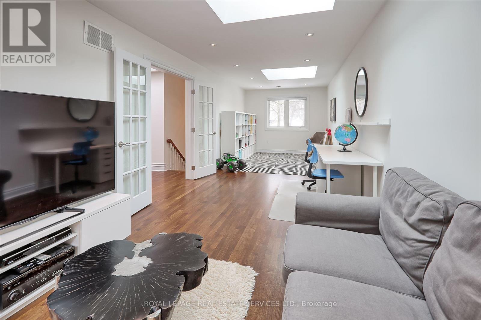 












17 WORTHINGTON CRESCENT

,
Toronto,




Ontario
M6S3P5

