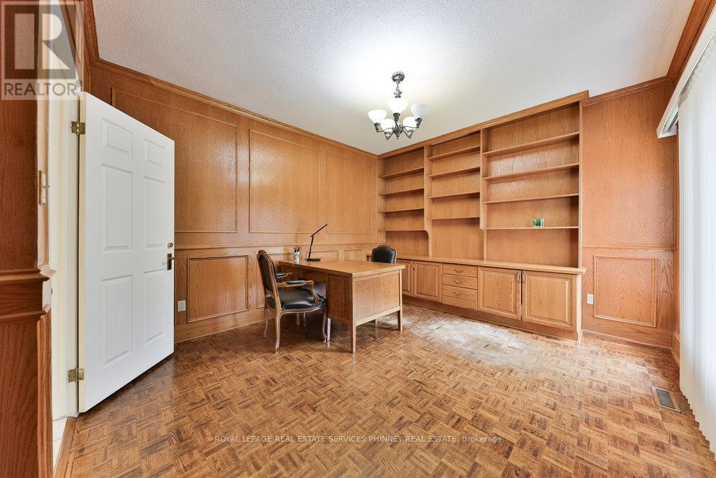 












2390 MISSISSAUGA ROAD

,
Mississauga,




Ontario
L5H2L1

