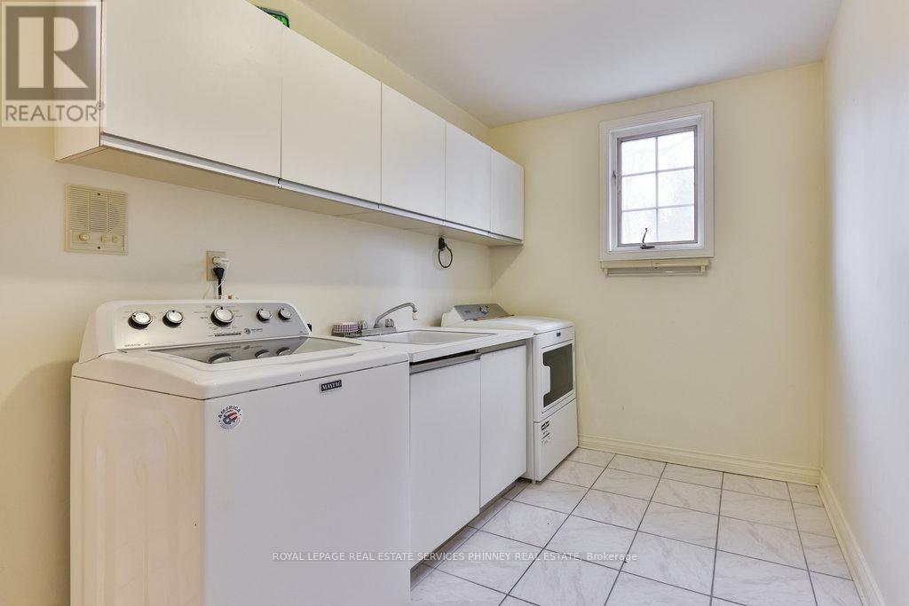 












2390 MISSISSAUGA ROAD

,
Mississauga,




Ontario
L5H2L1

