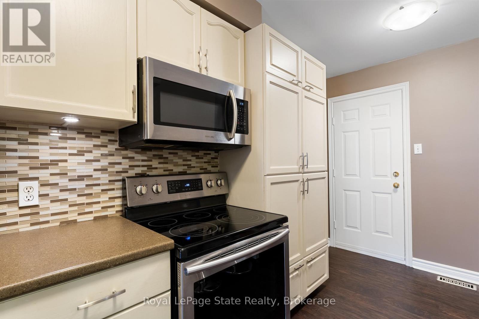 












13 WALKER COURT

,
Grimsby (Grimsby East),




Ontario
L3M5J5

