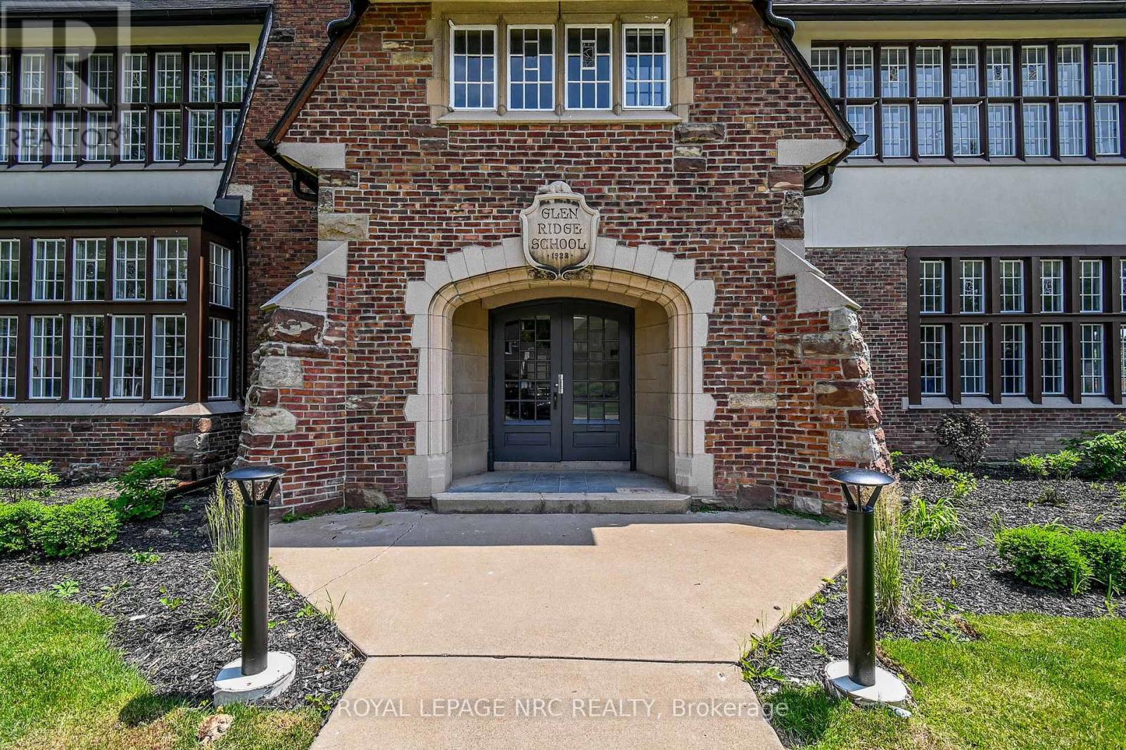 












10 - 99 SOUTH DRIVE

,
St. Catharines (Old Glenridge),




Ontario
L2R0C5

