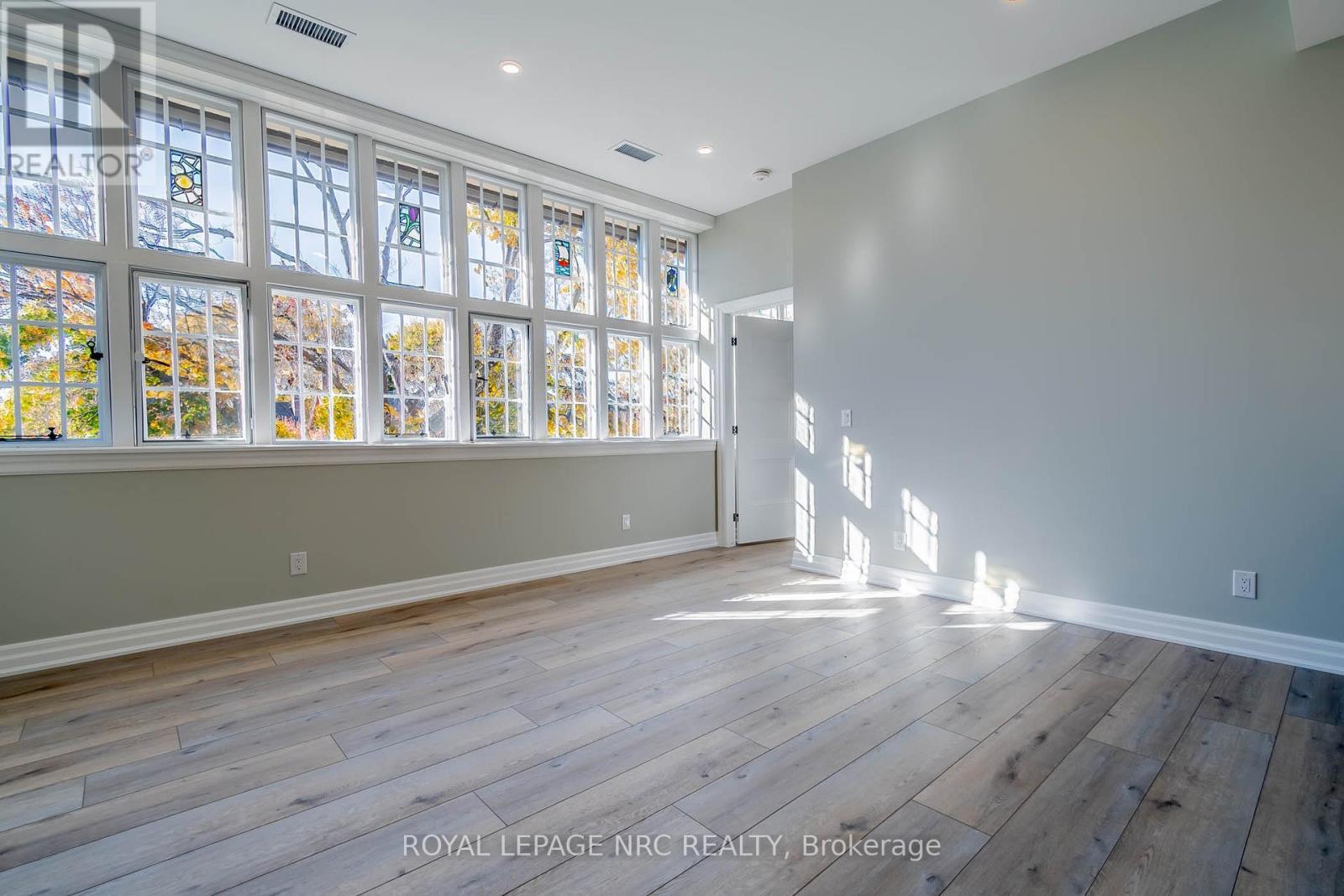 












10 - 99 SOUTH DRIVE

,
St. Catharines (Old Glenridge),




Ontario
L2R0C5

