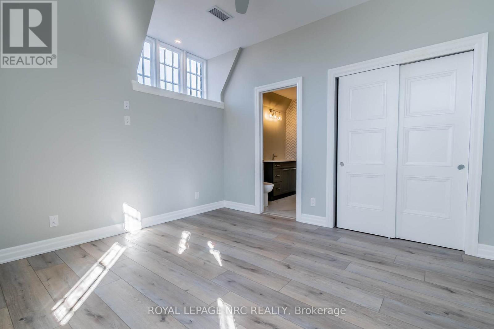 












10 - 99 SOUTH DRIVE

,
St. Catharines (Old Glenridge),




Ontario
L2R0C5

