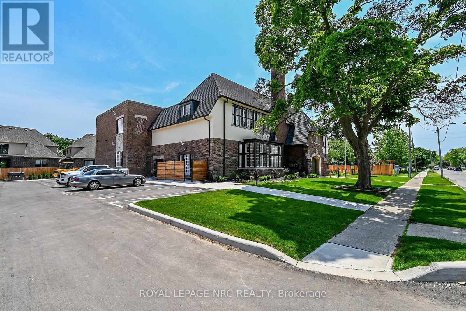 












10 - 99 SOUTH DRIVE

,
St. Catharines (Old Glenridge),




Ontario
L2R0C5


