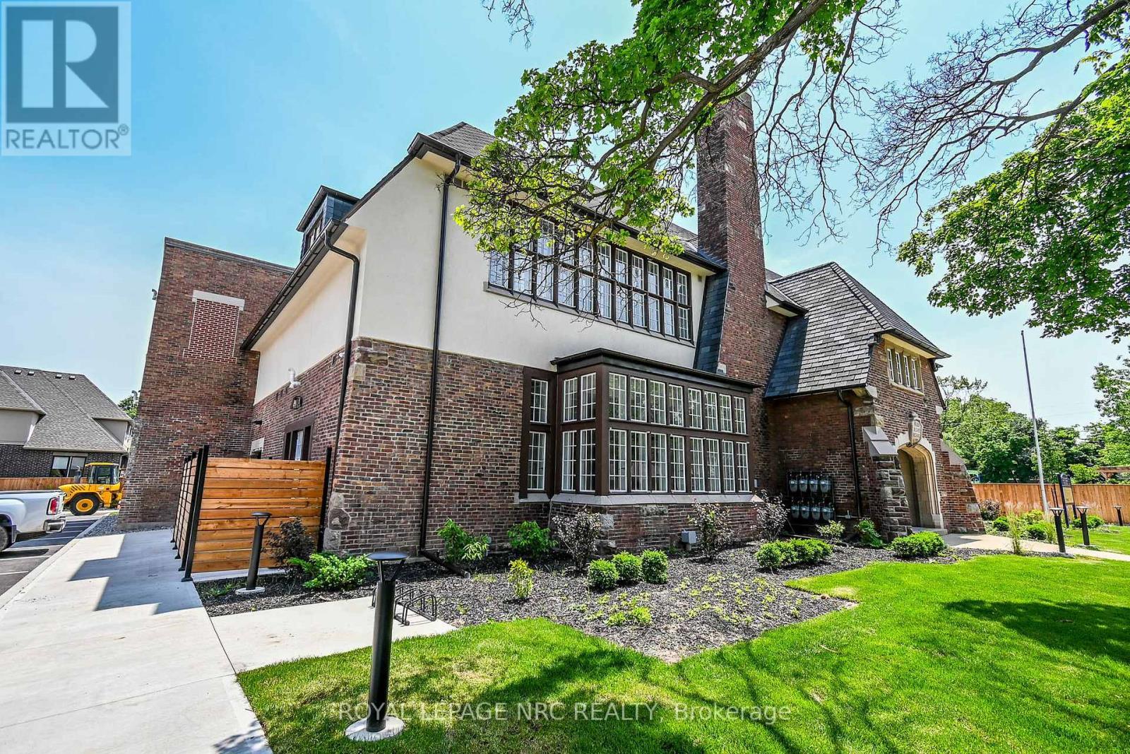 












10 - 99 SOUTH DRIVE

,
St. Catharines (Old Glenridge),




Ontario
L2R0C5

