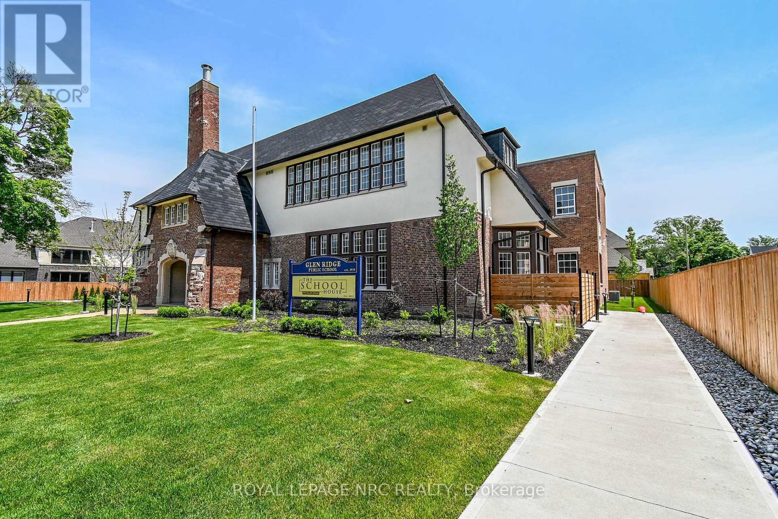 












10 - 99 SOUTH DRIVE

,
St. Catharines (Old Glenridge),




Ontario
L2R0C5


