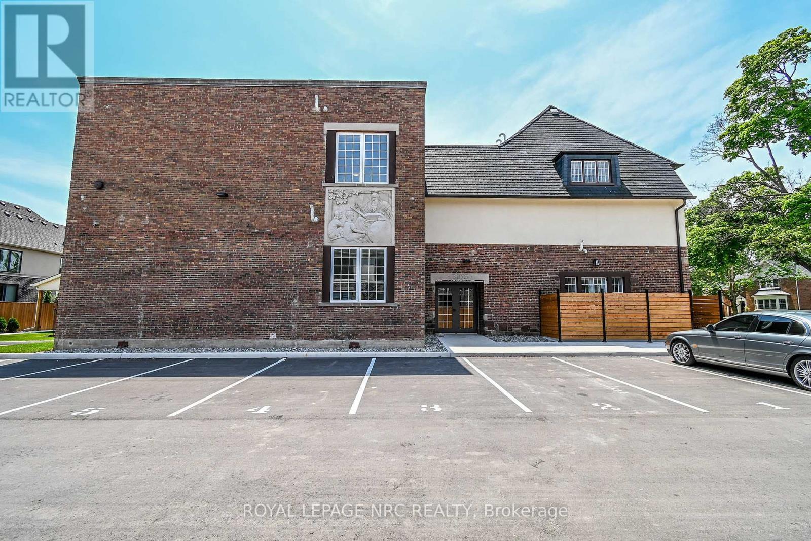 












10 - 99 SOUTH DRIVE

,
St. Catharines (Old Glenridge),




Ontario
L2R0C5

