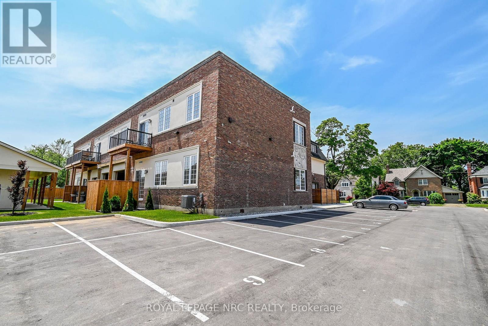 












10 - 99 SOUTH DRIVE

,
St. Catharines (Old Glenridge),




Ontario
L2R0C5

