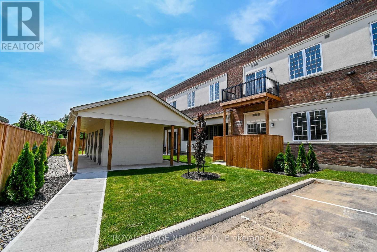 












10 - 99 SOUTH DRIVE

,
St. Catharines (Old Glenridge),




Ontario
L2R0C5

