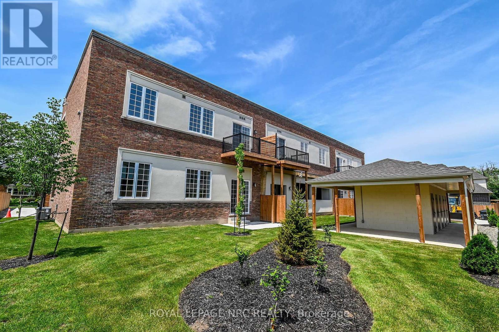 












10 - 99 SOUTH DRIVE

,
St. Catharines (Old Glenridge),




Ontario
L2R0C5


