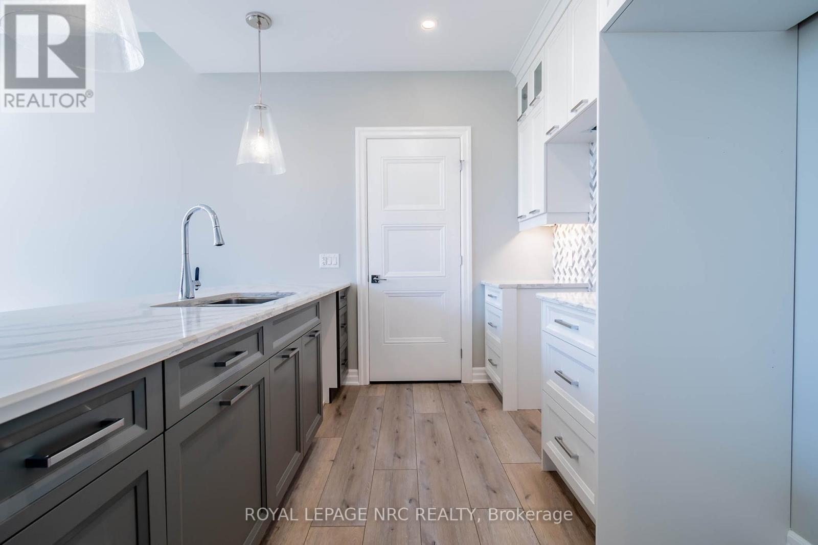 












10 - 99 SOUTH DRIVE

,
St. Catharines (Old Glenridge),




Ontario
L2R0C5

