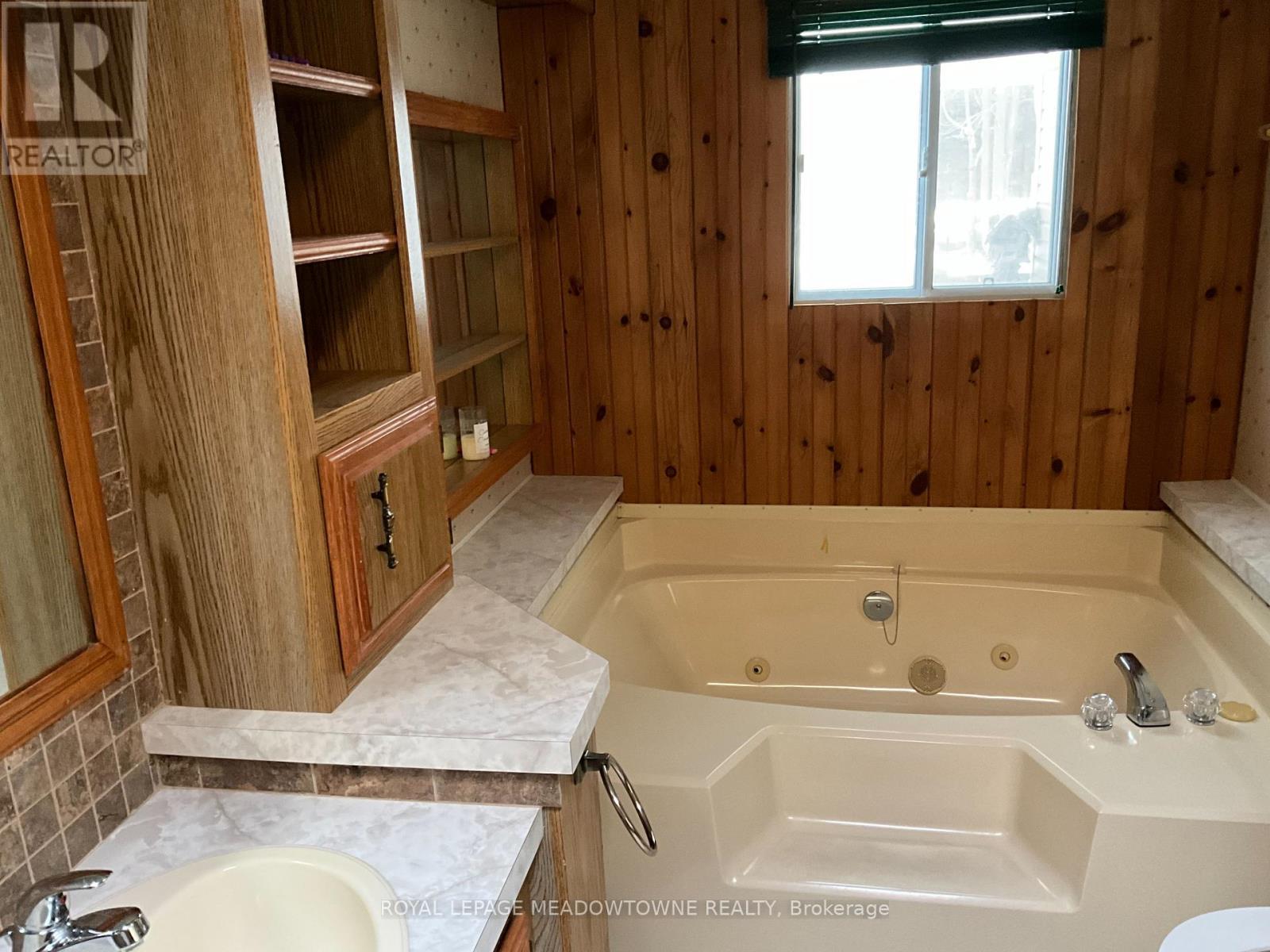 












8 GRAND  VISTA DRIVE

,
Wellington North,




Ontario
N0G2L0

