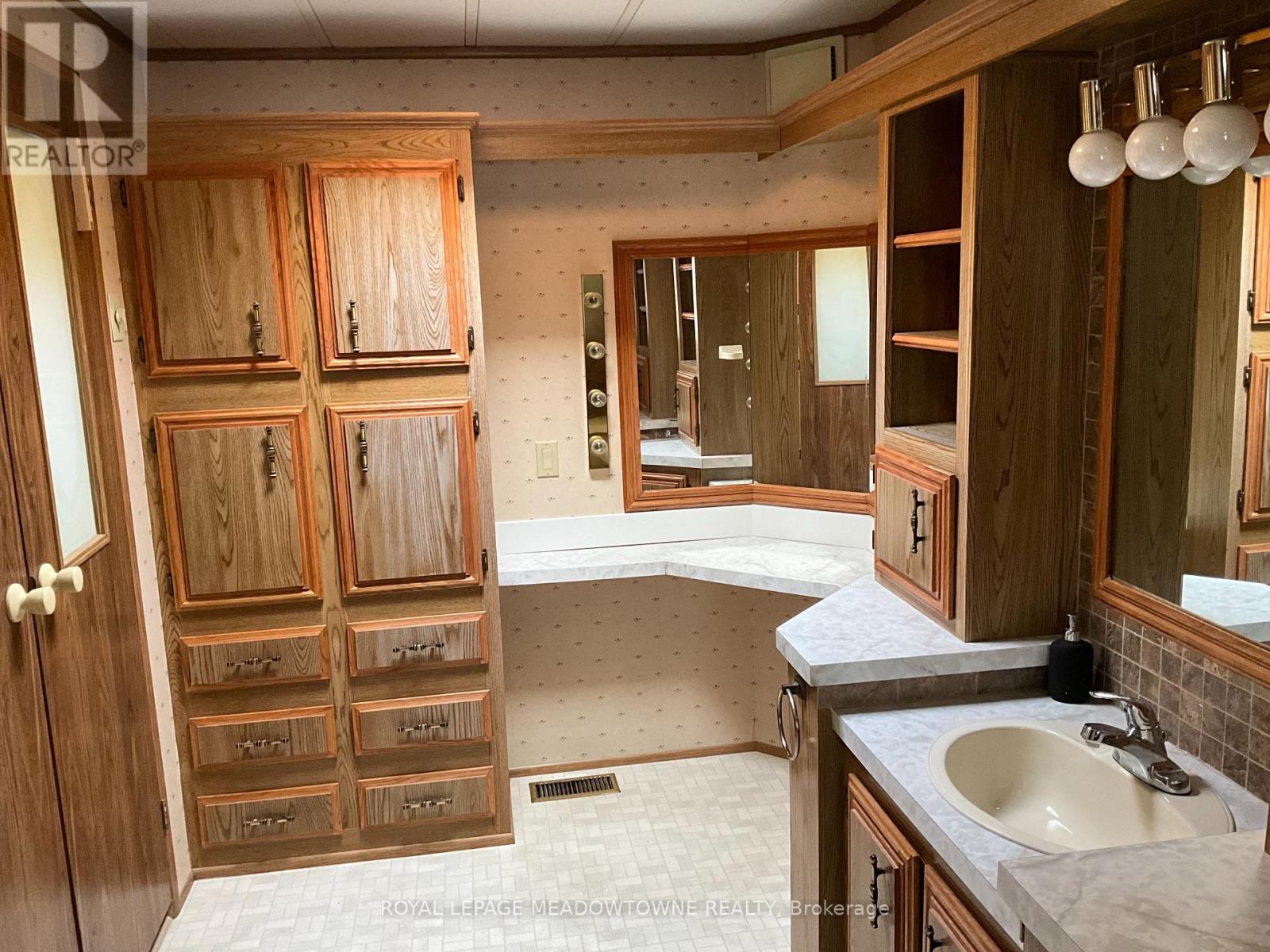 












8 GRAND  VISTA DRIVE

,
Wellington North,




Ontario
N0G2L0

