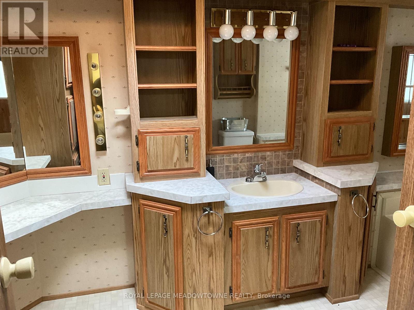 












8 GRAND  VISTA DRIVE

,
Wellington North,




Ontario
N0G2L0

