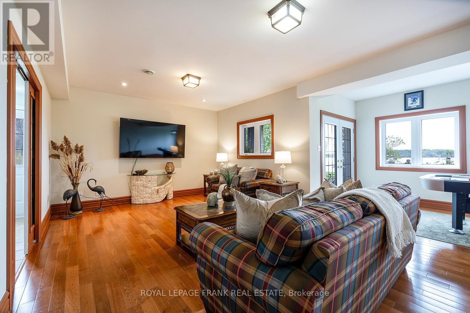 












24 GILSON POINT PLACE

,
Kawartha Lakes (Mariposa),




Ontario
K0M2C0

